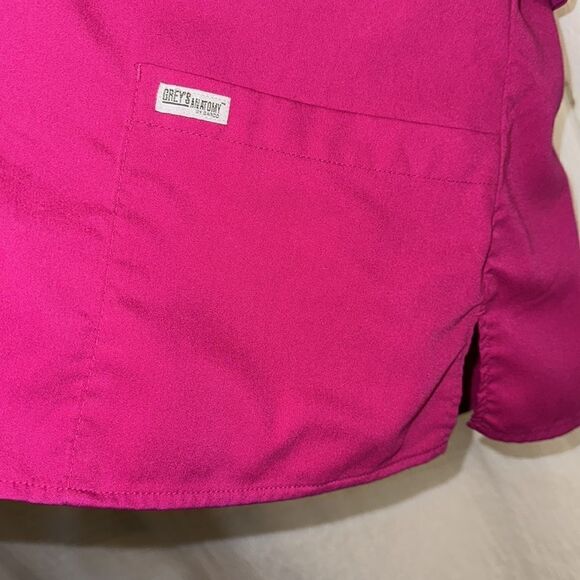 Grey’s Anatomy L V-Neck Short Sleeve Scrub Top in Cosmo Pink - Picture 6 of 12